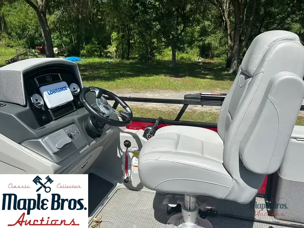 2023 Tracker Regency Series 250 DL3