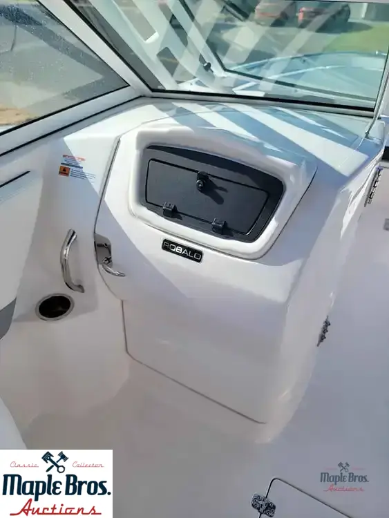 2022 Robalo R247