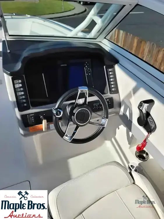 2022 Robalo R247
