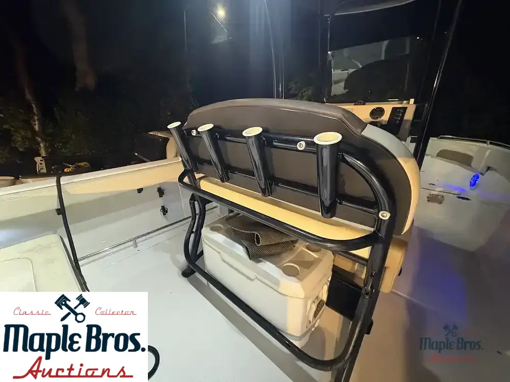 2021 Robalo R222