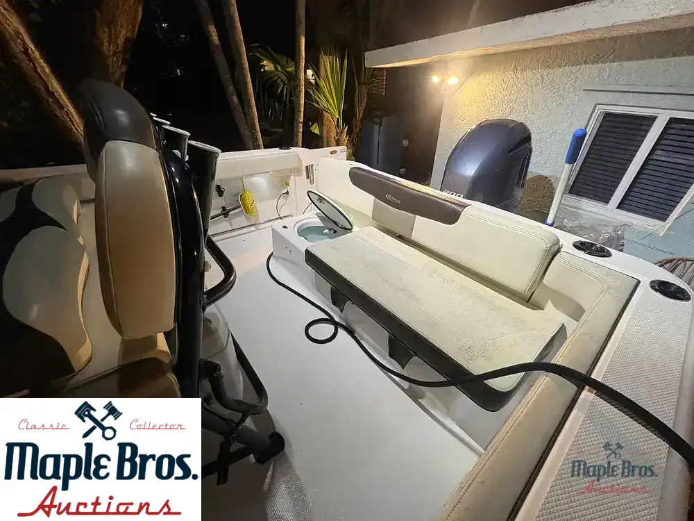 2021 Robalo R222