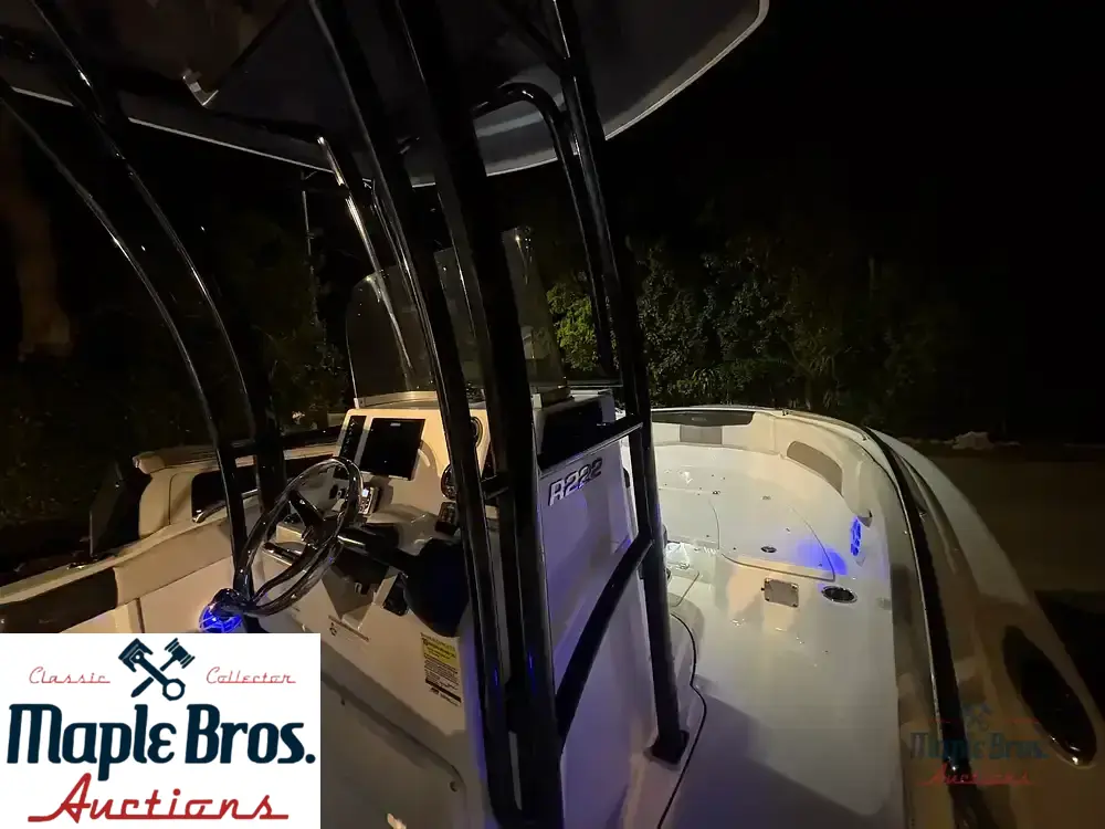 2021 Robalo R222